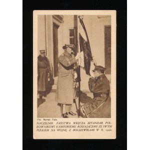 Das Staatsoberhaupt der Zweiten Republik überreicht Oberst Kaminski, der mit seinem Regiment in den Krieg gegen die Bolschewiken zieht, 1920 eine Fahne (152)