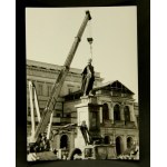 Zestaw [7 fotografii] z demontazu pomnika Dzierżyńskiego w Warszawie (403)