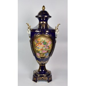 Dymitrowska Fabryka Porcelany (dawn. F. GARDNER) (zał. 1766), Amfora kobaltowa z pokrywą, z dwiema kompozycjami kwiatów ogrodowych w rezerwach