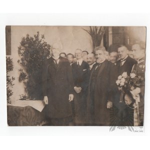 &nbsp;II RP - Zdjęcie II RP, Stanisław Wojciechowski w towarzystwie kilku cywili i Ułana