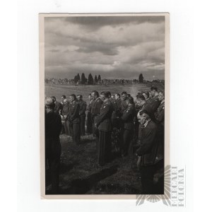 PSZnZ - Modlący się żołnierze podczas pogrzebu - Widoczny Gen. Boruta