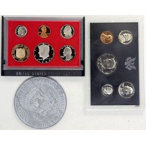 USA, Sada oběžných mincí 1971 S, 1982 S, medaile složená ze 3 ks 1/2 dollarů Kennedy