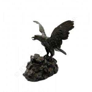 Statue eines Adlers mit ausgebreiteten Flügeln