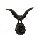 Statue eines Adlers mit ausgebreiteten Flügeln