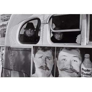 Thomas Hoepker (ur. 1936), Reklama i pasażerowie w autobusie w Nowym Jorku, 1963/2022