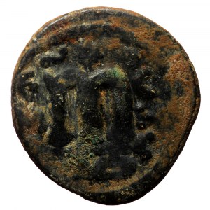 Arab-Byzantine, Umayyad Caliphate. temp. 'Abd al-Malik ibn Marwan (AH 65-86 / AD 685-705). Æ Fals (Bronze, 19mm, 3.86g).