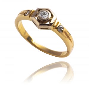 Ring with diamonds