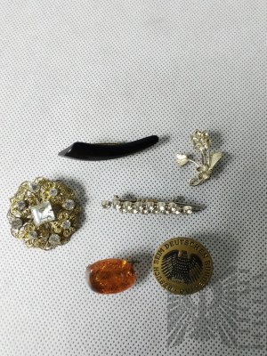 Vintage Jewelry Set - Brooches, etc.