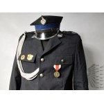 Hasičská uniforma s rohatinou a odznakmi