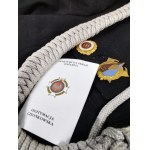 Hasičská uniforma s rohatinou a odznaky