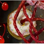 Monika Malewska, Donuts und Lakritz-Bonbon-Komposition mit einem Cupcake, 2017