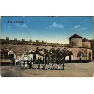 Arad, vár részlet katonákkal. Weisz Leo kiadása / castle with K.u.K. soldiers (szakadás / tear)