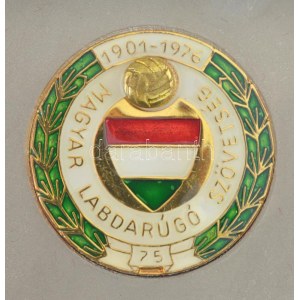 1976. Az MLSZ 75 éves jubileuma alkalmából fém emlékplakett, az MLSZ ünnepi címerét ábrázoló aranyozott...