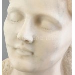 Shey jelzéssel: Női büszt. Faragott márvány, korának megfelelő állapotban, m: 34 cm