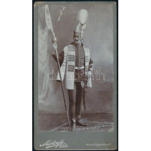 cca 1905 Koronaőr teljes díszben, keményhátú fotó Mártonfy utóda budapesti műterméből, felületi sérüléssel...