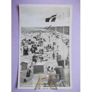 Krynica Morska, beach, baskets, flags, circa 1940.