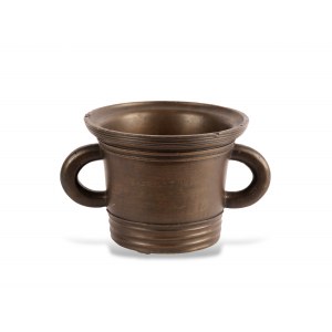 Mortar with linear decor & round handle, 16th/17th century, Cast bronze