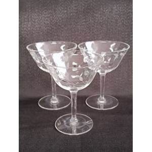 Set aus drei dekorativen Cocktail-/Martinigläsern