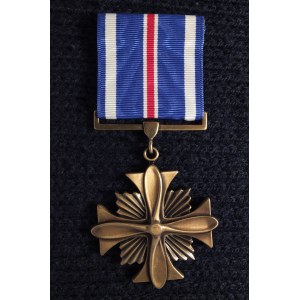 Zaszczytny Krzyż Lotniczy (ang. Distinguished Flying Cross – DFC).  ...