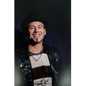 Tomson / Tomasz Lach aus Afromental (signiertes Foto von hinter den Kulissen der 12. Ausgabe von The Voice of Poland)