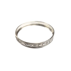 Une paire de bracelets