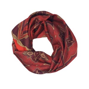Châle à motifs rouges et bordeaux
