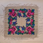 Echarpe marron avec fleurs folkloriques roses