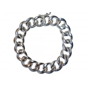 Un bracelet de couleur argentée avec un tissage épais.