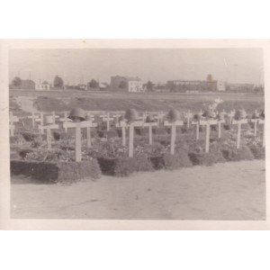 Nagrobki żołnierzy Warszawa [mały cmentarz wojskowy] fot. Eugeniusz Haneman [fotografia / vintage print / ca 1940]