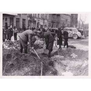 Warszawa 1944 Volksdeutsche sprzątają ulice miasta fotografia Stanisław Baranowski [Life time print / zniszczenia wojenne Warszawy / Powstanie Warszawskie]