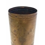 Zákopové umění: váza z dělostřelecké nábojnice, 1917