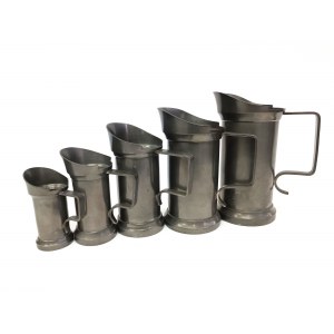 Set of tankards / tin jugs by Metaalwarenfabriek Tiel Holland (5 pieces).