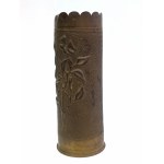 Zákopové umění: váza z dělostřelecké nábojnice, 1. světová válka