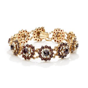Bracelet with garnets and half pearls, early 21st century.