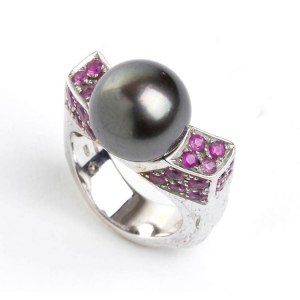 TORRINI: Tahitian pearl rubies gold ring