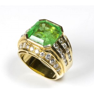 Emerald and diamonds band ring