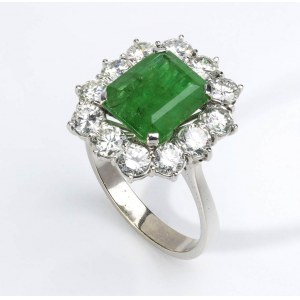 Emerald and diamonds gold ring