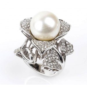 Australian pearl and diamonds gold ring