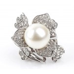 Australian pearl and diamonds gold ring