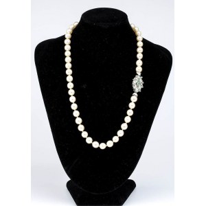 Pearl necklace with gold and emerald clasp