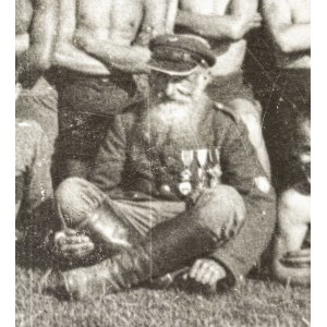 II RP, Fotografia Powstaniec Styczniowy Józef Dragun z żołnierzami na poligonie Związek Strzelecki