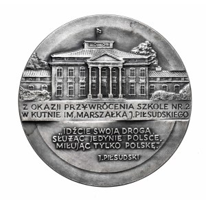 Polska, Medal Józef Piłsudski, z okazji przywrócenia szkole nr. 2 w Kutnie im. Marszałka J. Piłsudskiego