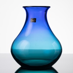 Ornamentální sklárna Makora, Krosno, kobaltová váza, dvoubarevná, počátek 21. století.