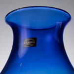 Ozdobná skláreň Makora, Krosno, kobaltová váza, dvojfarebná, začiatok 21. storočia.