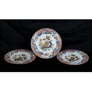 THREE POLYCHROME ENAMELED PORCELAIN DISHES China, Qing dynasty, Yongzheng period