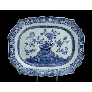 A 'BLUE AND WHITE' PORCELAIN TRAY China, Qing dynasty, 18th-19th century