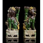 A PAIR OF 'EGG AND SPINACH' GLAZED PORCELAIN INCENSE STICKS HOLDER BUDDHIST LIONS China, Qing dynasty, Kangxi period