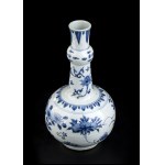 A 'BLUE AND WHITE' PORCELAIN BOTTLE VASE China, 19th-20th century