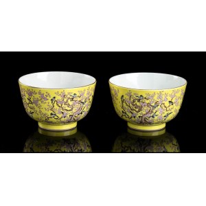 A PAIR OF POLYCHROME ENAMELLED PORCELAIN BOWLS China, 20th century