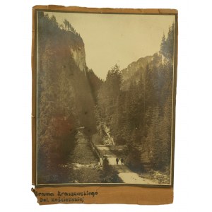 Duża fotografia Brama Kraszewskiego w Dolinie Kościeliskiej, sygnowana Zwoliński, Zakopane [suchy tłok], f. 23 x 29cm